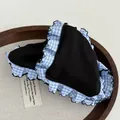 Pinza per capelli a quadretti blu e bianchi con bordi a balze e cuciture nere fini - Blu Nero
