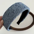 Détail du serre-tête en tweed bleu clair montrant sa texture épaisse et son tissu chic - Bleu