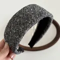 Gros plan d'un serre-tête large en tweed noir et gris avec texture scintillante - Noir
