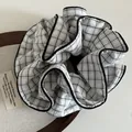 Elastico scrunchie grande in tessuto a quadretti bianco e nero con bordo doppio - Quadri Beige e Nero