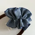 Chouchou en denim bleu surdimensionné avec bords volantés et coutures contrastées - Bleu