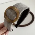Retro grijze getextureerde stoffen haarband met barnsteenkleurige hars gesp - Lichtgrijs