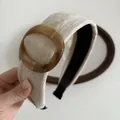 Brede beige stoffen haarband met barnsteenkleurige ring en retro-esthetische look - Beige