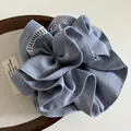 Scrunchie azzurro a doppio strato con bordo in pizzo e dettagli in tessuto traforato - Blu