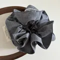 Elegante elastico per capelli grigio in tessuto con pizzo bianco per coda di cavallo - Grigio