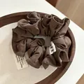 Retro-Haargummi aus plissiertem Stoff in Dunkelbraun mit gesteppter Textur und Schleife - Dunkelkaffee
