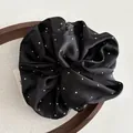 Eleganter Haargummi aus schwarzem Satin mit glitzernden silbernen Strasssteinen - Schwarz