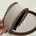 Diadema ancha de tela beige con bordado ondulado en marrón oscuro cosido a mano - Albaricoque