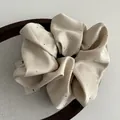 Eleganter Satin-Haargummi in Champagner mit funkelnden silbernen Strasssteinen - Cremeweiß