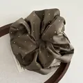 Eleganter Satin Haargummi in Kaffeebraun mit funkelnden Strasssteinen und seidiger Textur - Graubraun