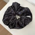 Braunes Haargummi mit blauen Blumen und Honey-Weblabel für stilvolle Frisuren - Salatrand-Stil / Blau Kaffee