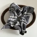 Haargummi aus Stoff mit britischem Karomuster in Schwarz-Weiß und Hand Made Label - Blaugrau