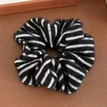 Gestrickter Haargummi mit schwarz-weißen Streifen und weicher Plüschtextur für Damen - Schwarz