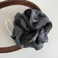 Donkergrijze gebreide scrunchie met geplooide textuur en Hand Made label op houten dienblad - Grijs