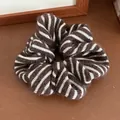 Gestricktes Oversize-Haargummi mit braun-weißen Streifen für Winterfrisuren - Braun