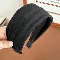 Diadema ancha de ante negro mate minimalista para peinados con volumen en la corona - Negro