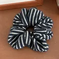 Gestreifter Strick-Haargummi in Schwarz-Weiß mit flauschiger Textur für Dutt-Frisuren - Marineblau