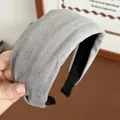 Diadema ancha de ante gris claro con diseño acolchado para un look elegante y chic - Gris claro