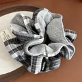 Chouchou à carreaux noir et blanc avec étiquette Hand Made sur plateau bois - Gris Bleu