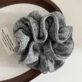 Coletero de punto gris suave con textura de lana para peinados de moño elegantes - Gris claro