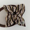Détails d'un chouchou en tricot rayé avec étiquette Black Cat sur un cadre en bois - Kaki Marron