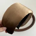 Detailansicht des dicken bronzefarbenen Samthaarreifens mit schimmerndem Finish - Goldbraun