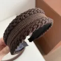Primer plano detallado de diadema de punto café oscuro con textura de trenza gruesa - Marrón