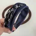 Detailansicht des Haarreifens mit Knotendesign aus Denim und Paisley-Blumenmuster-Stoff - Marine-Schwarz