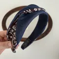 Detailaufnahme von handgefertigtem Denim-Haarreifen mit Paisley-Muster und Knotendesign - Navy Kaffee