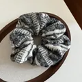 Dettaglio macro dell'elastico in maglia Fair Isle con etichetta fatta a mano su vassoio - Grigio (A Righe Grigie e Bianche)