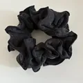 Detalle de coletero de lana gris oscuro con textura gruesa y bordes de sobrehilado negros - Negro