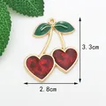 Pendentif cerise cœur rouge scintillant avec feuilles vertes et détail de taille - Cerise en cœur rouge foncé avec poudre d'or