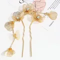 Goldene Blumennadel mit langem Quastenanhänger und Strasssteinen auf weißem Grund - Goldener hohler Blumen-Strass-U-Stil / Gold
