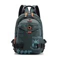 Vorderansicht der wasserdichten Outdoor-Brusttasche in Dunkelgrün mit orangefarbenen Zippern - Dunkelgrün