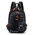 Wasserdichte schwarze Nylon-Umhängetasche mit orangefarbenen Zippern und Textprints - Schwarz