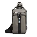 Moderne mattgraue Brusttasche mit USB-Ladeanschluss und langlebigem Schultergurt - Khaki