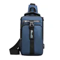 Dunkelblaue wasserdichte Nylon-Brusttasche für Herren mit USB-Anschluss und Klickschnalle - Dunkelblau