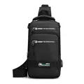 Wasserdichte mattschwarze Slingtasche für Herren mit mehreren Reißverschlussfächern und USB - Schwarz