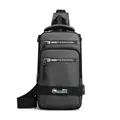 Dunkelgraue wasserfeste Herren-Brusttasche mit Doppel-Fronttaschen und USB-Port - Grau