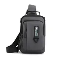 Bolso de pecho gris oscuro impermeable para hombre con puerto de carga USB - Gris