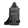 Wasserdichte militärgrüne Brusttasche für Herren mit USB-Port und vielen Taschen - Armeegrün