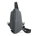 Bolso de pecho impermeable gris oscuro para hombre con logo blanco y correa de nailon - Gris