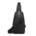 Bolso de pecho negro impermeable para exterior con puerto USB y correa ajustable - Negro