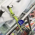 Neon groene sport touw sleutelhanger met karabijnhaak aan een witte rugzak - Neon Groene Gevlochten Hanger