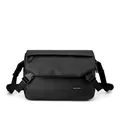 Minimalistische schwarze Messenger-Bag mit Schnallenverschluss und matter Imprägnierung - Schwarz
