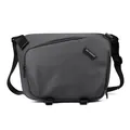 Sac bandoulière gris foncé mat résistant à l'eau avec sangle en nylon et détail de logo - Gris
