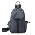 Borsa a tracolla blu navy in nylon impermeabile con tasche laterali e cinturino - Blu scuro