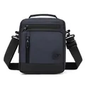 Borsa a tracolla da uomo blu scuro con dettagli in pelle nera e cinghia regolabile - Blu scuro