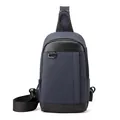 Wasserdichte dunkelblaue Brusttasche für Herren mit Details in Carbon-Optik und Gurt - Dunkelblau