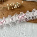 Liga Lolita de encaje blanco con cinta de satén rosa y detalles de lazos finos - Rosa